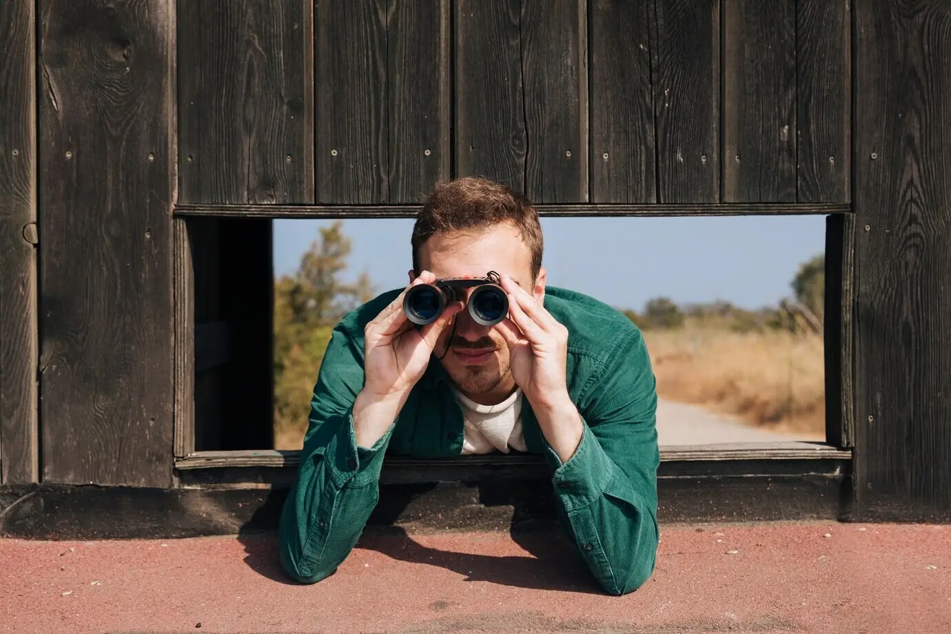 Vorderansicht eines Mannes beim Vogelbeobachten