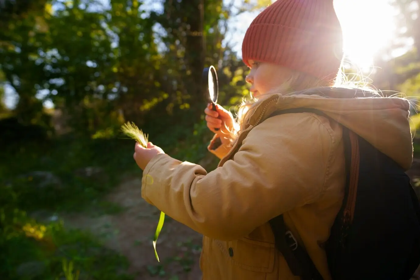 Halbnahe Aufnahme eines Mädchens, das die Natur erkundet